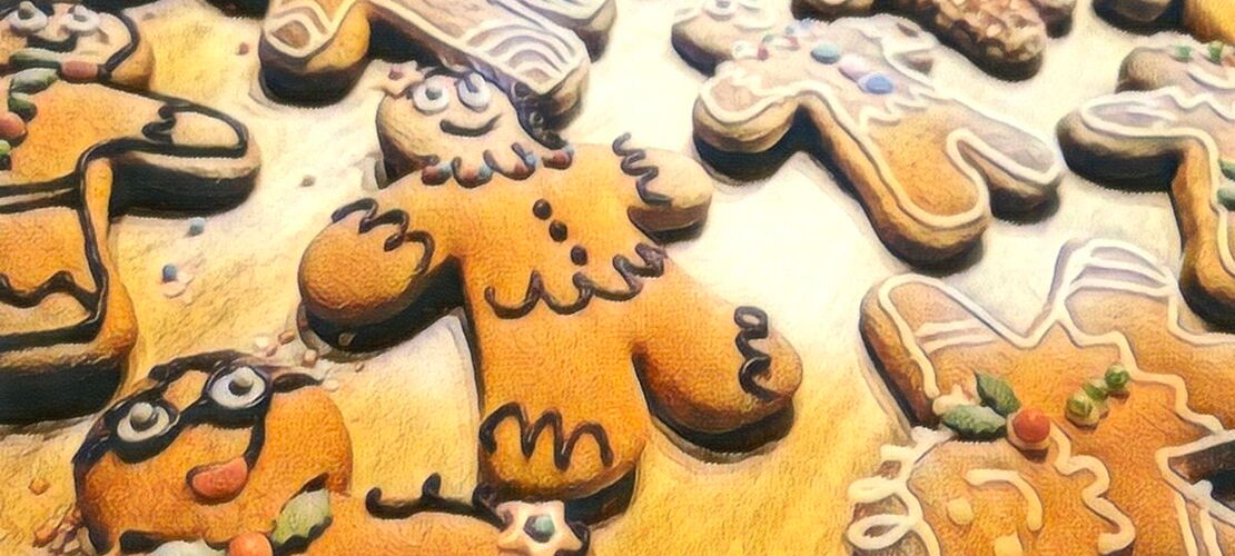 Weihnachtsplätzchen liegen auf einem Holztisch