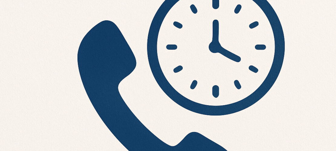 Grafik zeigt einen Telefonhörer und eine analoge Uhr