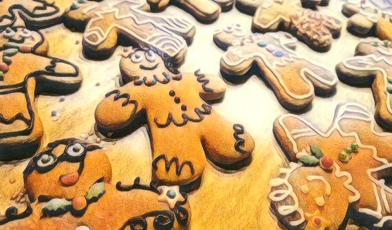 Weihnachtsplätzchen liegen auf einem Holztisch